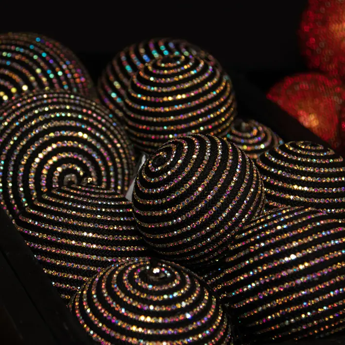 Шар D12 см с кристаллами и плетеным шнуром, пластик, стекло, черный, радужный