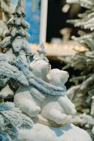 Фигура МИШКИ НА САНЯХ Н41 см, полирезина, белый