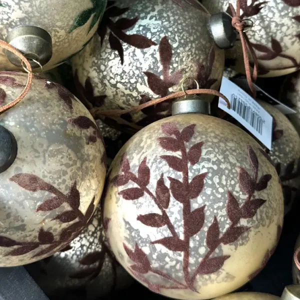 Шар ЛИСТЬЯ с бархатом D10 см, стекло, шампань, коричневый