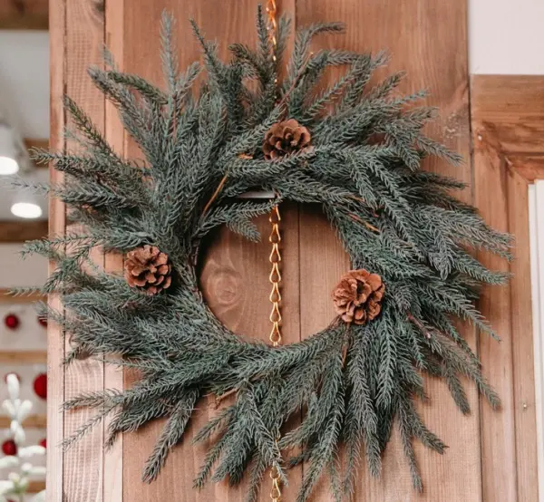 Венок хвойный D50 см, с шишками, пластик, серо-голубой