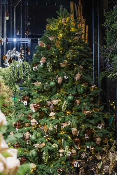 Ель искусственная с лампочками РОМАНОВСКАЯ H240 см, пластик, металл, зеленый