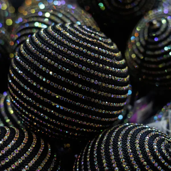 Шар D12 см с кристаллами и плетеным шнуром, пластик, стекло, черный, радужный