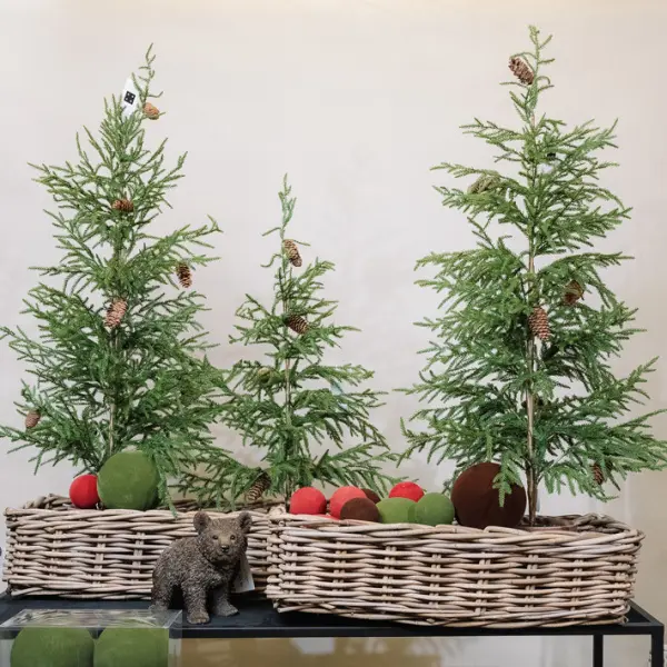 Ель в кашпо с шишками, H123 см, пластик, зеленый